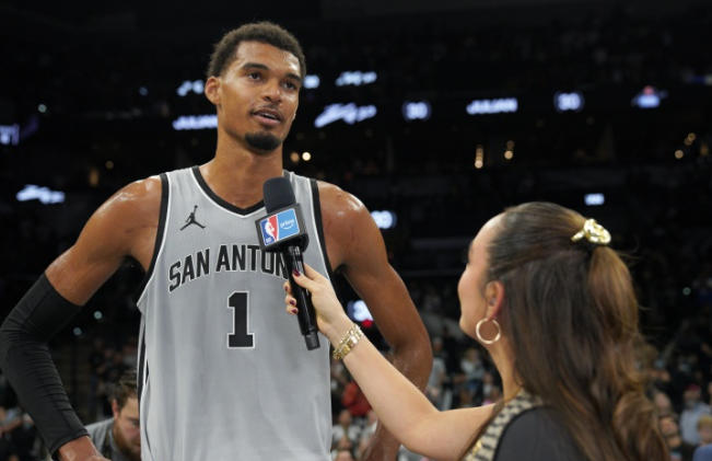 1767779485171477.jpg 文班亞馬復出轟30分 馬刺惜敗灰熊球迷熱議球隊成熟度問題