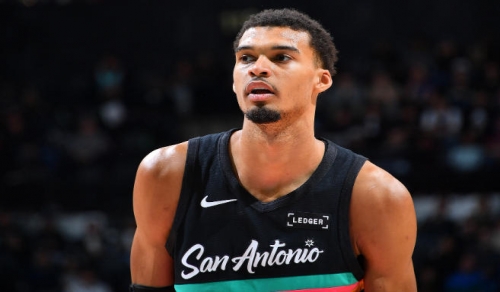 文班亞馬替補奇兵發威馬刺主場痛擊湖人數據全面統治攻防兩端