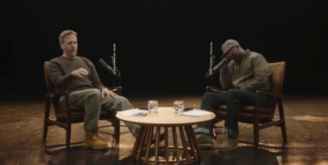 富保羅與Max討論湖人交易策略，Max提議交易東契奇，分析其與里夫斯角色重疊