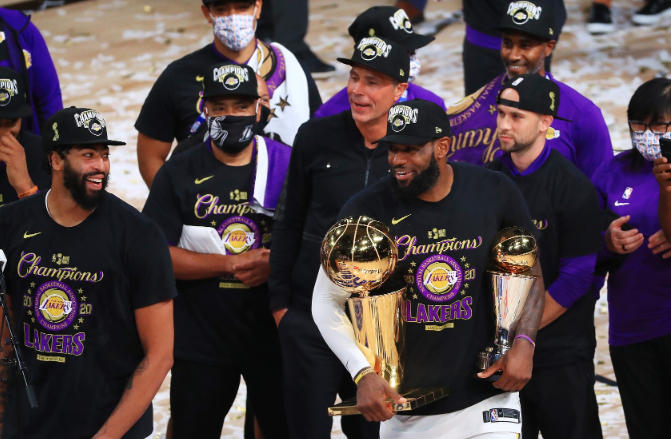 史帝芬·A·史密斯聲援勒布朗·詹姆斯：湖人品牌因他重生，2026年爭議再解讀